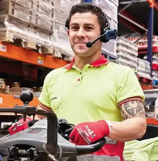 Trabajador de Covirán en almacén