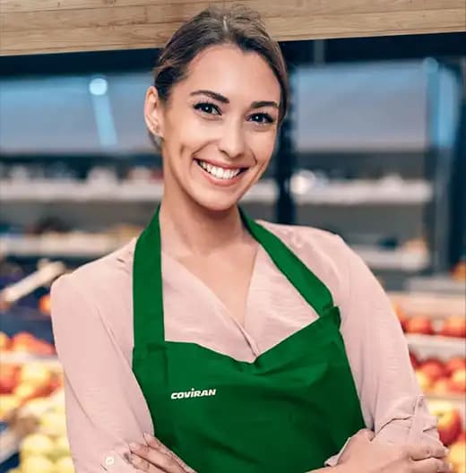 Empleada de Covirán en tienda